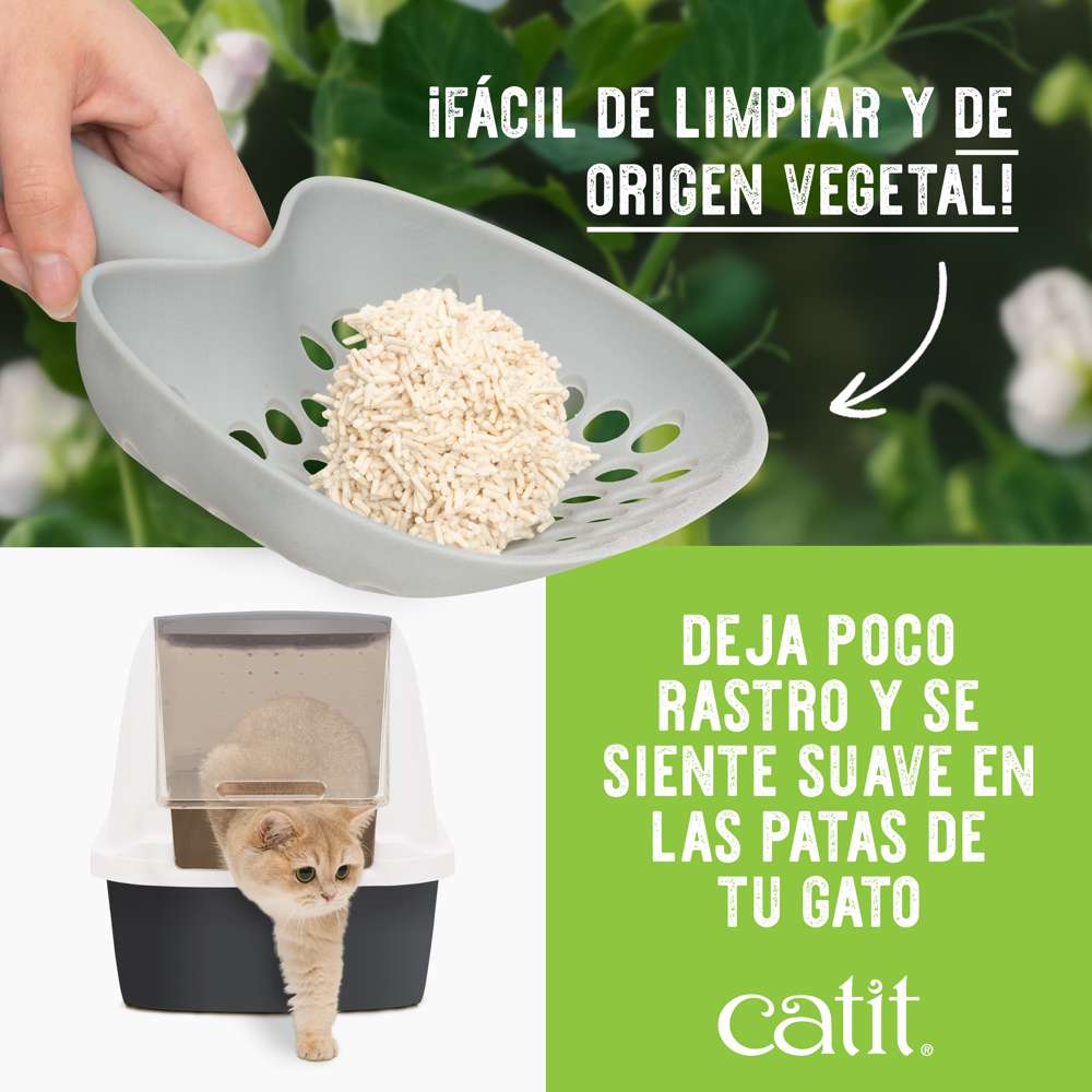 Mano con pala mostrando la arena para Gatos Catit Go Natural aglomerada, ¡Fácil de limpiar y de origen vegetal! con plantas de fondo y Gato saliendo del arenero dejando poco rastro y con las patas suaves