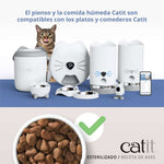 Bodegón comederos inteligentes y fuentes Catit PIXI junto a un gato relamiéndose. Un gráfico con check verde confirma que las croquetas del pienso Catit Recipes son del tamaño ideal y 100% compatibles con los dispensadores automáticos de la marca.