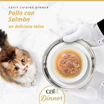 Comida húmeda Catit Cuisine Dinner de Pollo con Salmón en salsa servida por un camarero a un gato atento.