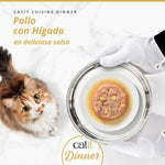 Comida húmeda Catit Cuisine Dinner de Pollo con Hígado en salsa servida por un camarero a un gato atento.