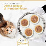 Gato mirando bandeja de plata con variedades de comida húmeda Catit Cuisine Dinner servida por mayordomo.