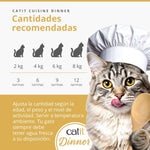 Guía de raciones diarias recomendadas de Catit Cuisine Dinner según peso del gato y gato chef con cuchara.