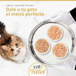 Gato mirando tres cuencos de comida Catit Cuisine Fillet servidos en bandeja, con filetes de pollo en caldo delicioso.