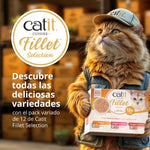 Gato repartidor con gorra y chaleco entregando el pack variado Catit Cuisine Fillet Selection de Pollo.