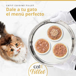 Gato mirando una bandeja servida con tres platos de comida húmeda natural Catit Cuisine Fillet, menú gourmet completo.
