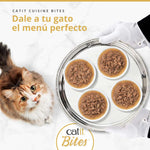 Gato esperando su menú: bandeja servida con cuatro variedades de comida húmeda Catit Cuisine Bites en salsa.