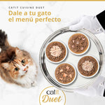 Gatito mirando cuatro cuencos de Catit Cuisine Duet con toppings premium variados en salsa, menú completo y equilibrado.


