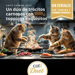 Tres gatos cocinando ingredientes frescos representando Catit Cuisine Duet, sin cereales con taurina y vitaminas esenciales.